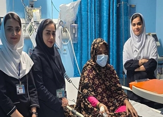 نجات جان مادر ۲۸ ساله در بیمارستان ایران ایرانشهر پس از ۱۵ روز مراقبت ویژه «هم افزایی کادر پزشکی، خدماترسانی کادر درمان و پیگیری مستمر تیم مدیریتی»
